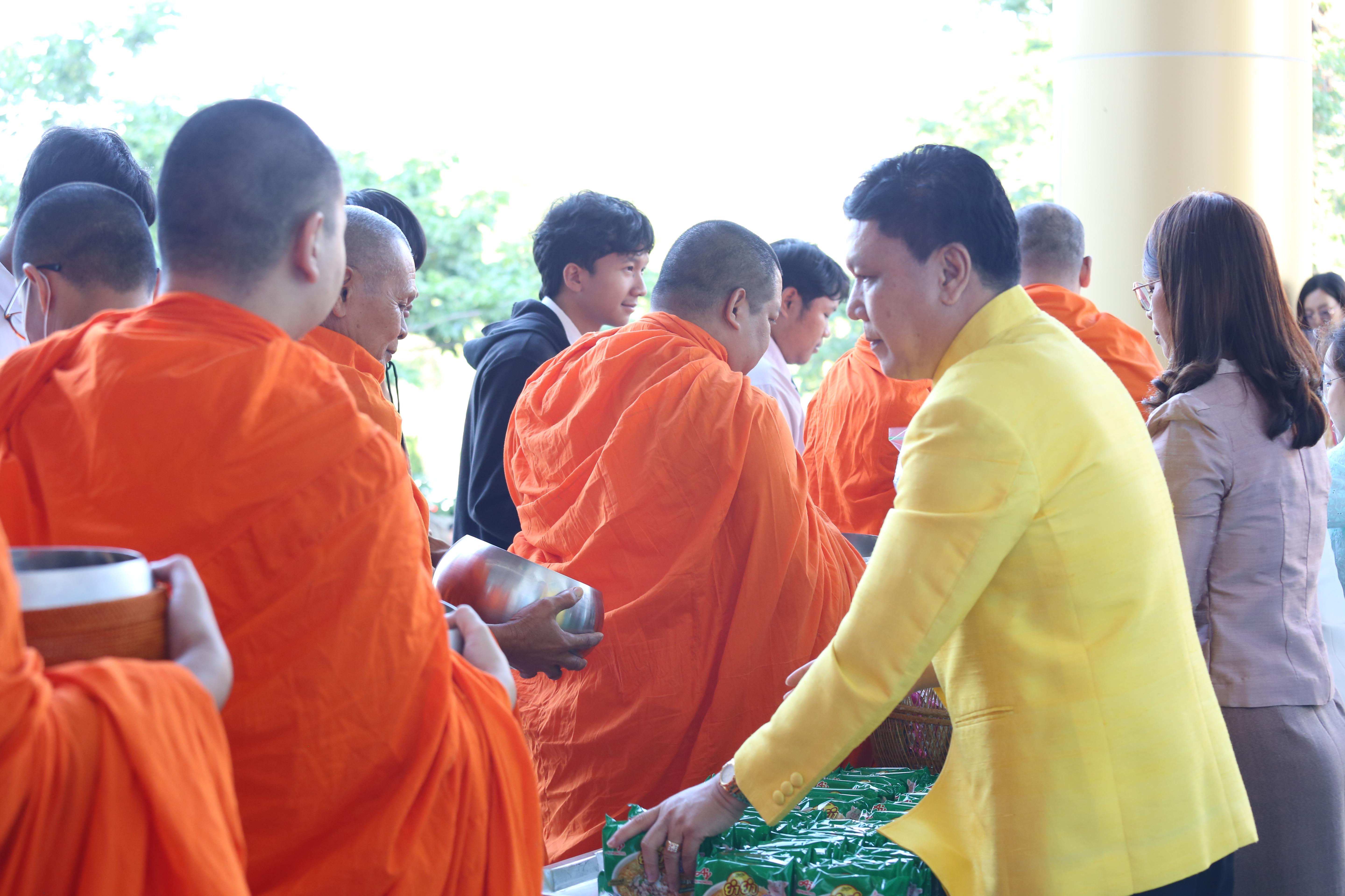176. คณะครุศาสตร์จัดกิจกรรมทำบุญปีใหม่ ตักบาตรข้าวสารอาหารแห้ง วันที่ 24 ธันวาคม 2567 โดยมี รศ.ดร.บัณฑิต ฉัตรวิโรจน์ คณบดีคณะครุศาสตร์ เป็นประธานจุดธูปเทียนบูชาพระรัตนตรัย ณ อาคารนวัตกรรม ชั้น 2 คณะครุศาสตร์ มหาวิทยาลัยราชภัฏกำแพงเพชร