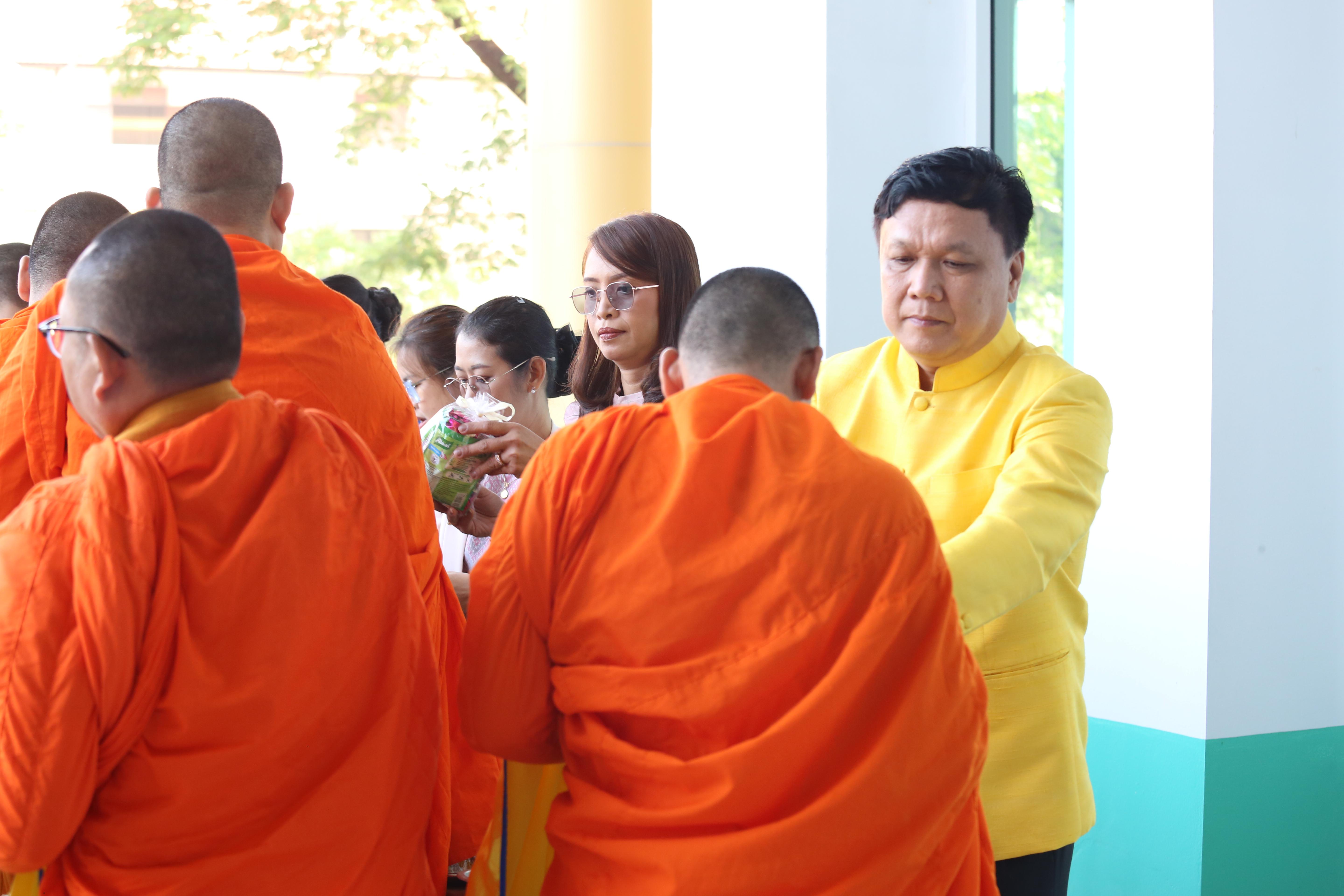 180. คณะครุศาสตร์จัดกิจกรรมทำบุญปีใหม่ ตักบาตรข้าวสารอาหารแห้ง วันที่ 24 ธันวาคม 2567 โดยมี รศ.ดร.บัณฑิต ฉัตรวิโรจน์ คณบดีคณะครุศาสตร์ เป็นประธานจุดธูปเทียนบูชาพระรัตนตรัย ณ อาคารนวัตกรรม ชั้น 2 คณะครุศาสตร์ มหาวิทยาลัยราชภัฏกำแพงเพชร