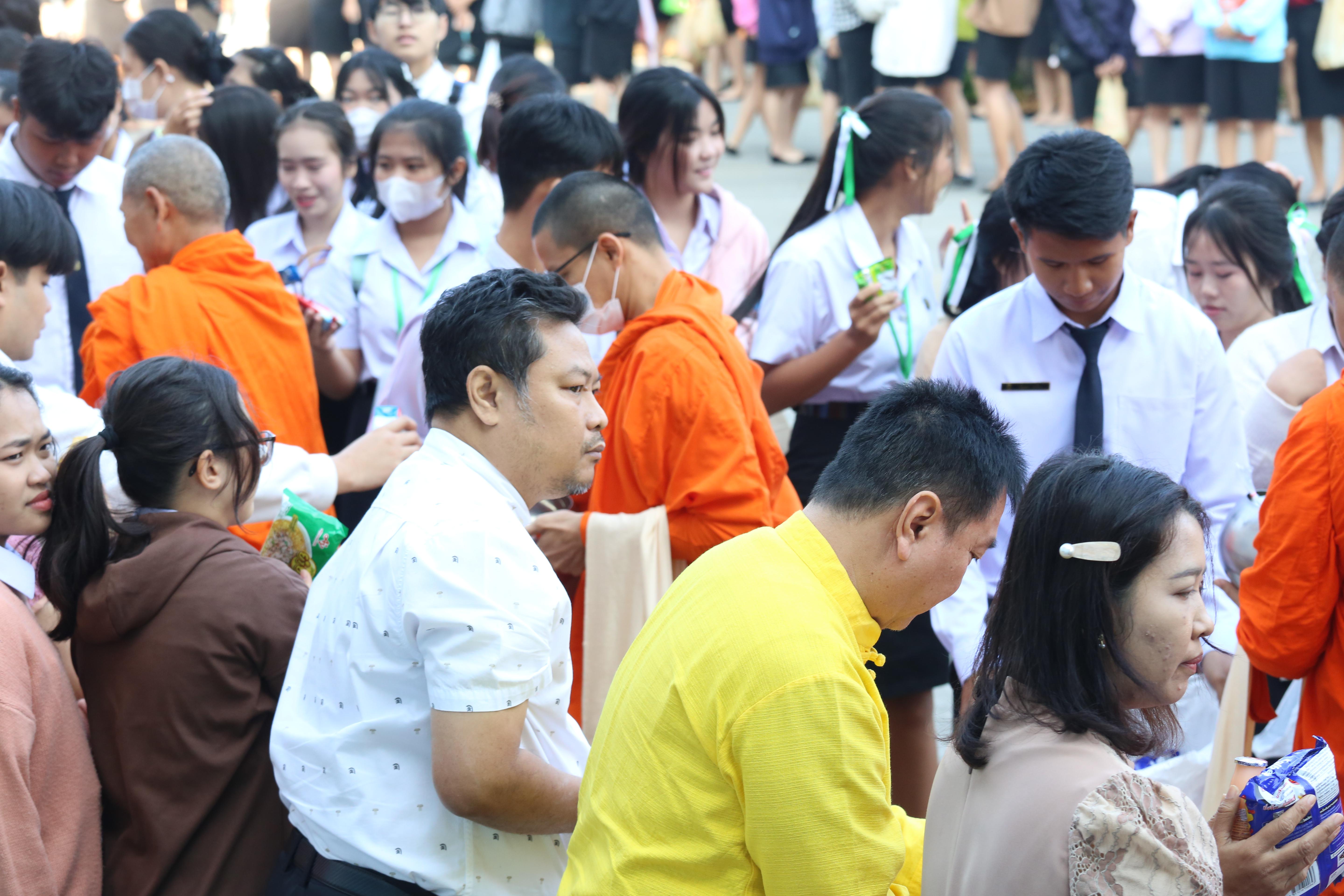 192. คณะครุศาสตร์จัดกิจกรรมทำบุญปีใหม่ ตักบาตรข้าวสารอาหารแห้ง วันที่ 24 ธันวาคม 2567 โดยมี รศ.ดร.บัณฑิต ฉัตรวิโรจน์ คณบดีคณะครุศาสตร์ เป็นประธานจุดธูปเทียนบูชาพระรัตนตรัย ณ อาคารนวัตกรรม ชั้น 2 คณะครุศาสตร์ มหาวิทยาลัยราชภัฏกำแพงเพชร