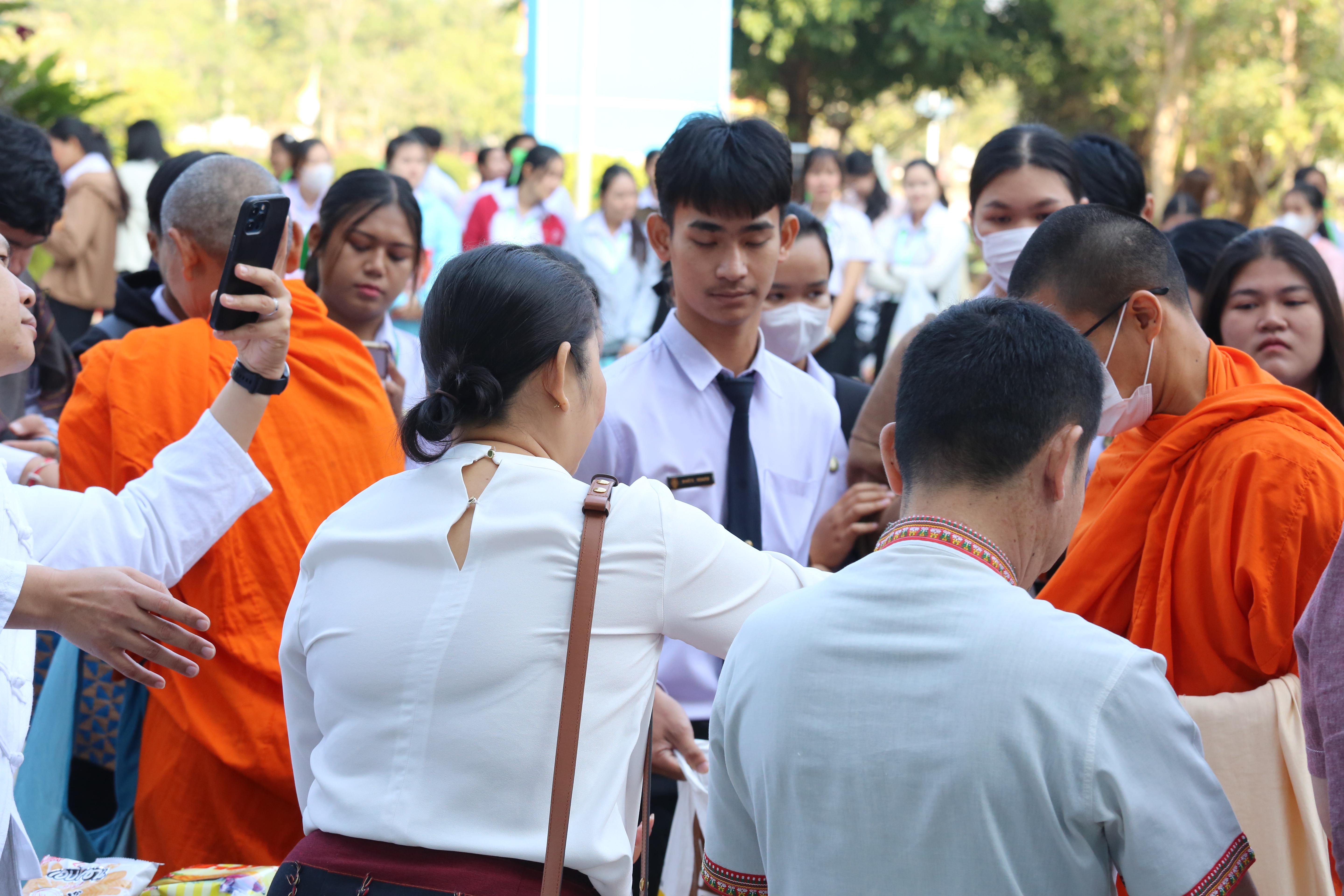 195. คณะครุศาสตร์จัดกิจกรรมทำบุญปีใหม่ ตักบาตรข้าวสารอาหารแห้ง วันที่ 24 ธันวาคม 2567 โดยมี รศ.ดร.บัณฑิต ฉัตรวิโรจน์ คณบดีคณะครุศาสตร์ เป็นประธานจุดธูปเทียนบูชาพระรัตนตรัย ณ อาคารนวัตกรรม ชั้น 2 คณะครุศาสตร์ มหาวิทยาลัยราชภัฏกำแพงเพชร