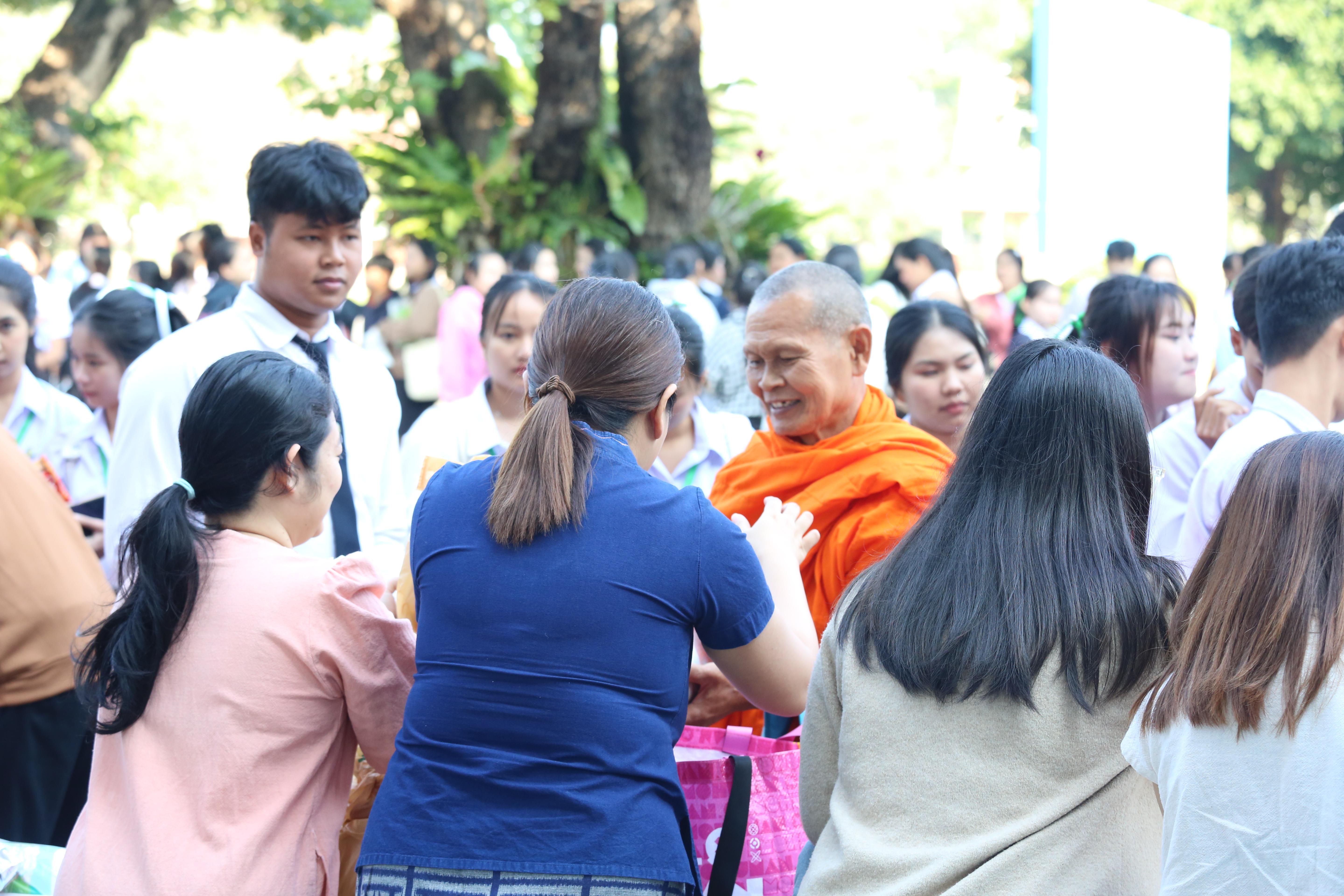 201. คณะครุศาสตร์จัดกิจกรรมทำบุญปีใหม่ ตักบาตรข้าวสารอาหารแห้ง วันที่ 24 ธันวาคม 2567 โดยมี รศ.ดร.บัณฑิต ฉัตรวิโรจน์ คณบดีคณะครุศาสตร์ เป็นประธานจุดธูปเทียนบูชาพระรัตนตรัย ณ อาคารนวัตกรรม ชั้น 2 คณะครุศาสตร์ มหาวิทยาลัยราชภัฏกำแพงเพชร