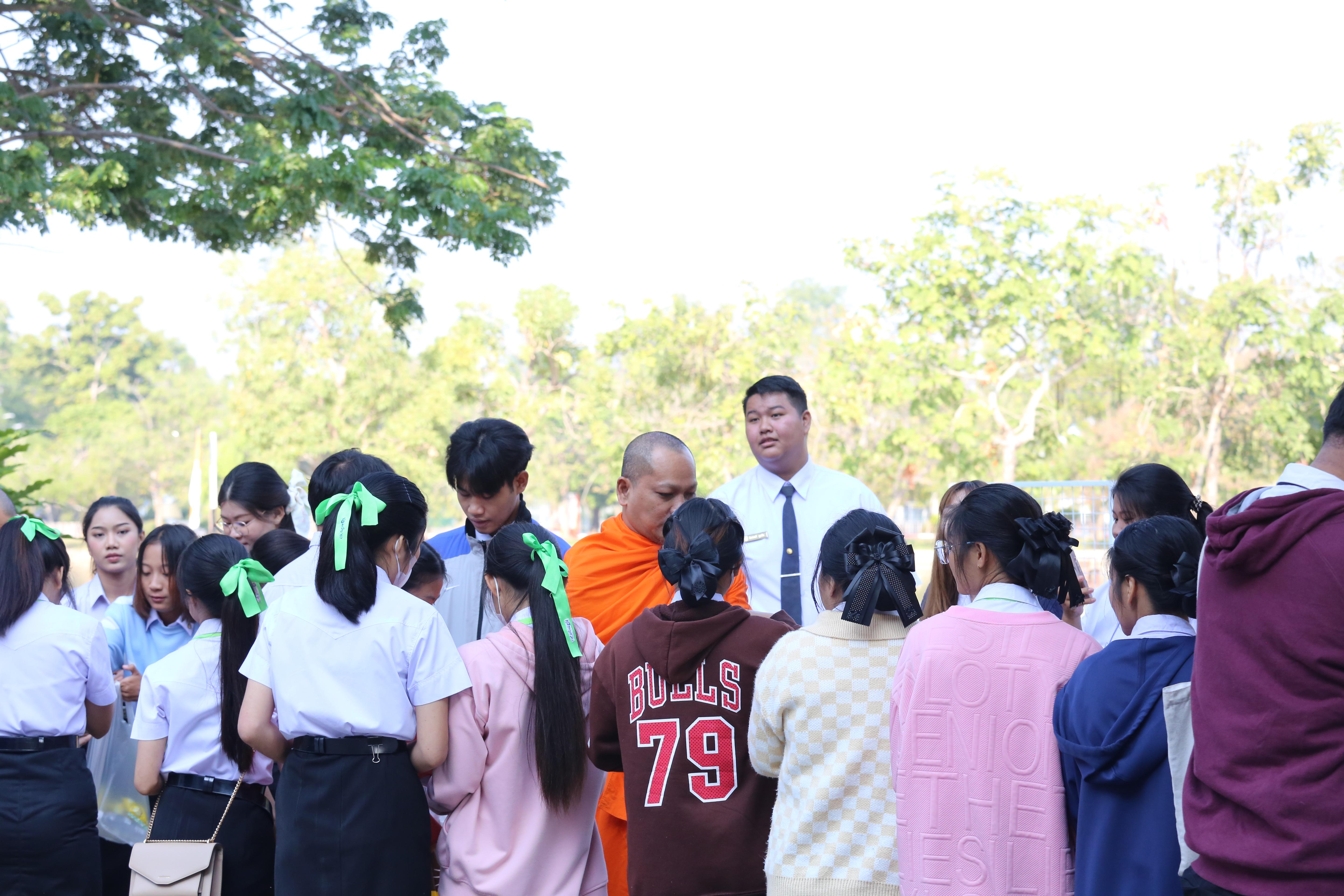 217. คณะครุศาสตร์จัดกิจกรรมทำบุญปีใหม่ ตักบาตรข้าวสารอาหารแห้ง วันที่ 24 ธันวาคม 2567 โดยมี รศ.ดร.บัณฑิต ฉัตรวิโรจน์ คณบดีคณะครุศาสตร์ เป็นประธานจุดธูปเทียนบูชาพระรัตนตรัย ณ อาคารนวัตกรรม ชั้น 2 คณะครุศาสตร์ มหาวิทยาลัยราชภัฏกำแพงเพชร