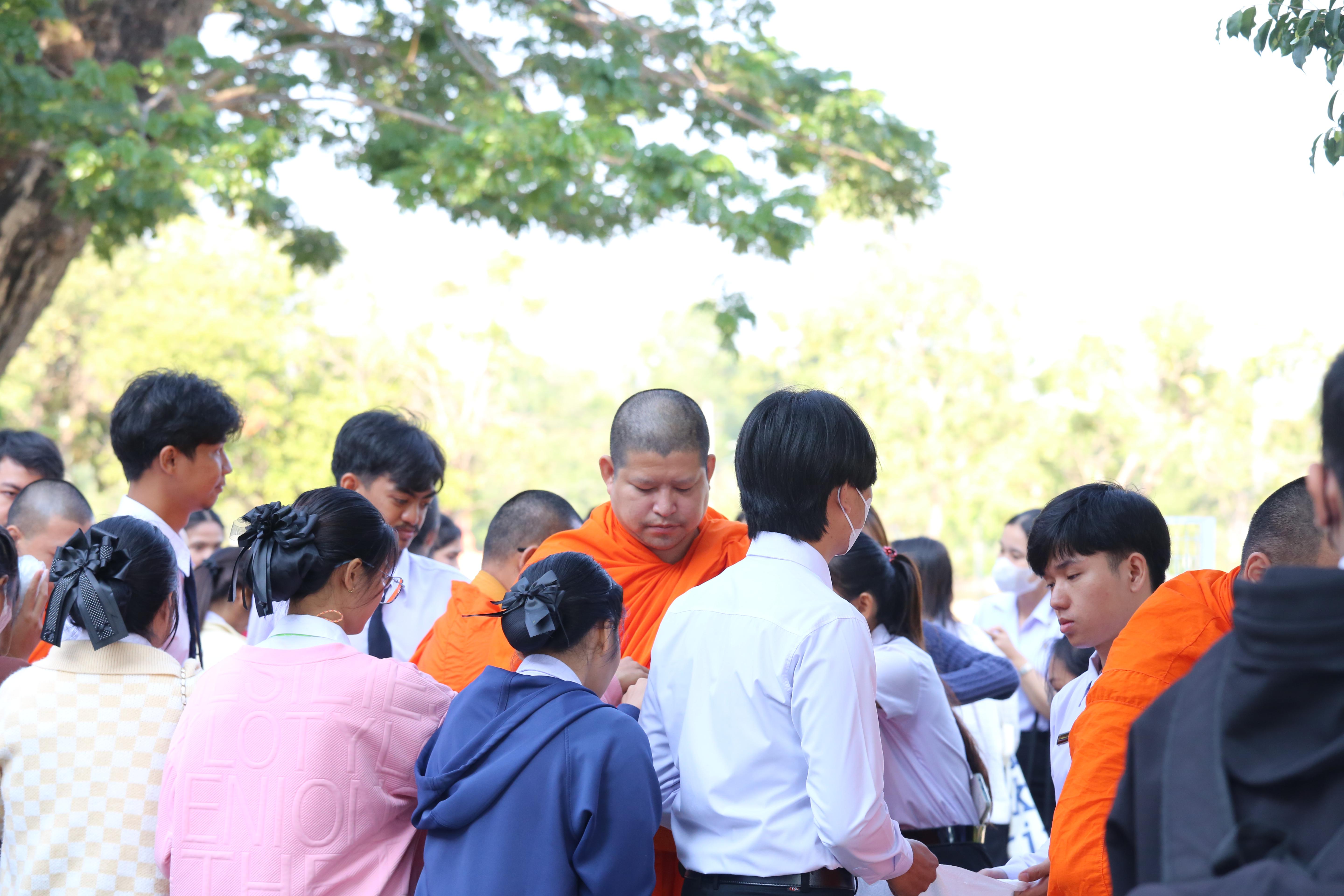 220. คณะครุศาสตร์จัดกิจกรรมทำบุญปีใหม่ ตักบาตรข้าวสารอาหารแห้ง วันที่ 24 ธันวาคม 2567 โดยมี รศ.ดร.บัณฑิต ฉัตรวิโรจน์ คณบดีคณะครุศาสตร์ เป็นประธานจุดธูปเทียนบูชาพระรัตนตรัย ณ อาคารนวัตกรรม ชั้น 2 คณะครุศาสตร์ มหาวิทยาลัยราชภัฏกำแพงเพชร