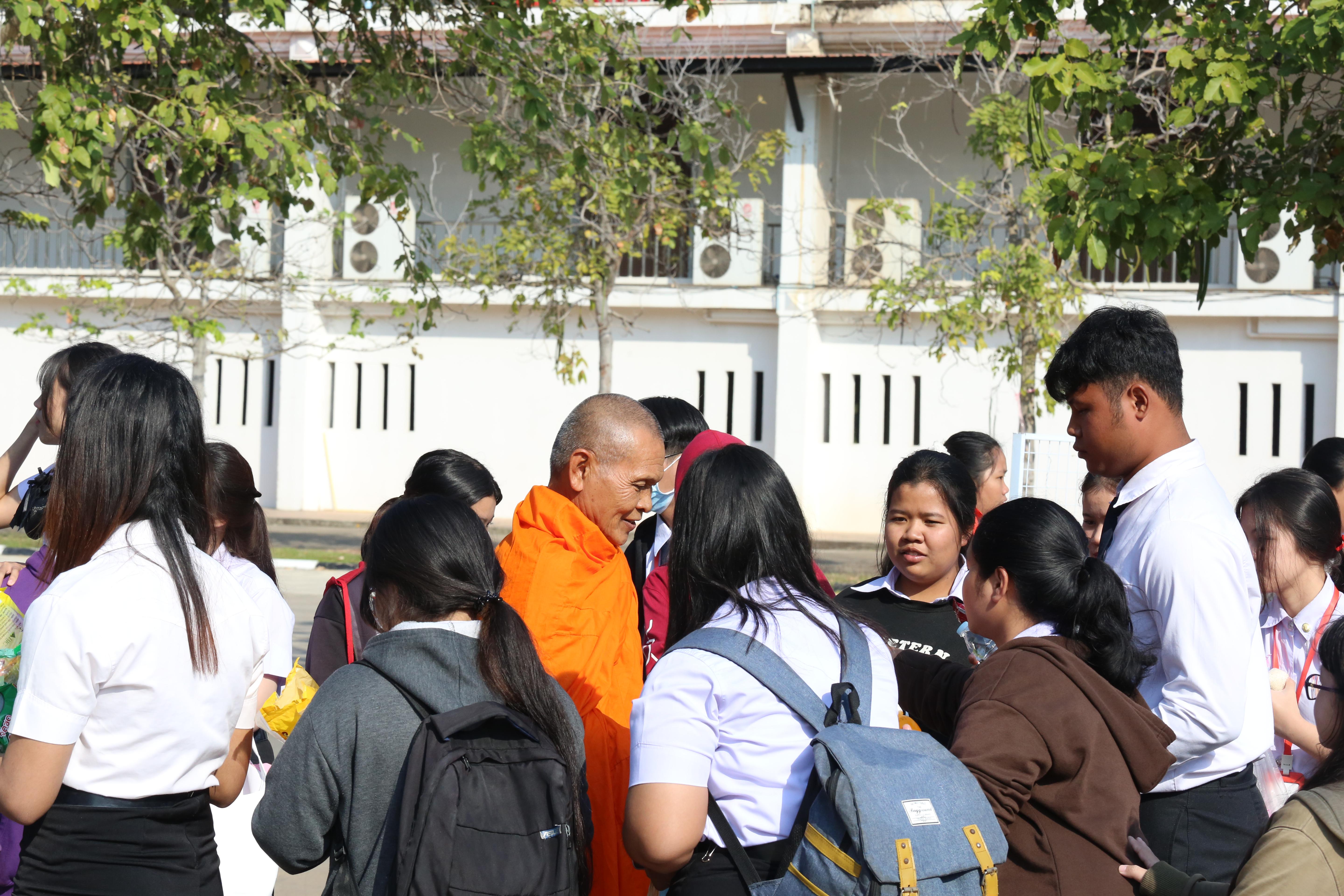 237. คณะครุศาสตร์จัดกิจกรรมทำบุญปีใหม่ ตักบาตรข้าวสารอาหารแห้ง วันที่ 24 ธันวาคม 2567 โดยมี รศ.ดร.บัณฑิต ฉัตรวิโรจน์ คณบดีคณะครุศาสตร์ เป็นประธานจุดธูปเทียนบูชาพระรัตนตรัย ณ อาคารนวัตกรรม ชั้น 2 คณะครุศาสตร์ มหาวิทยาลัยราชภัฏกำแพงเพชร