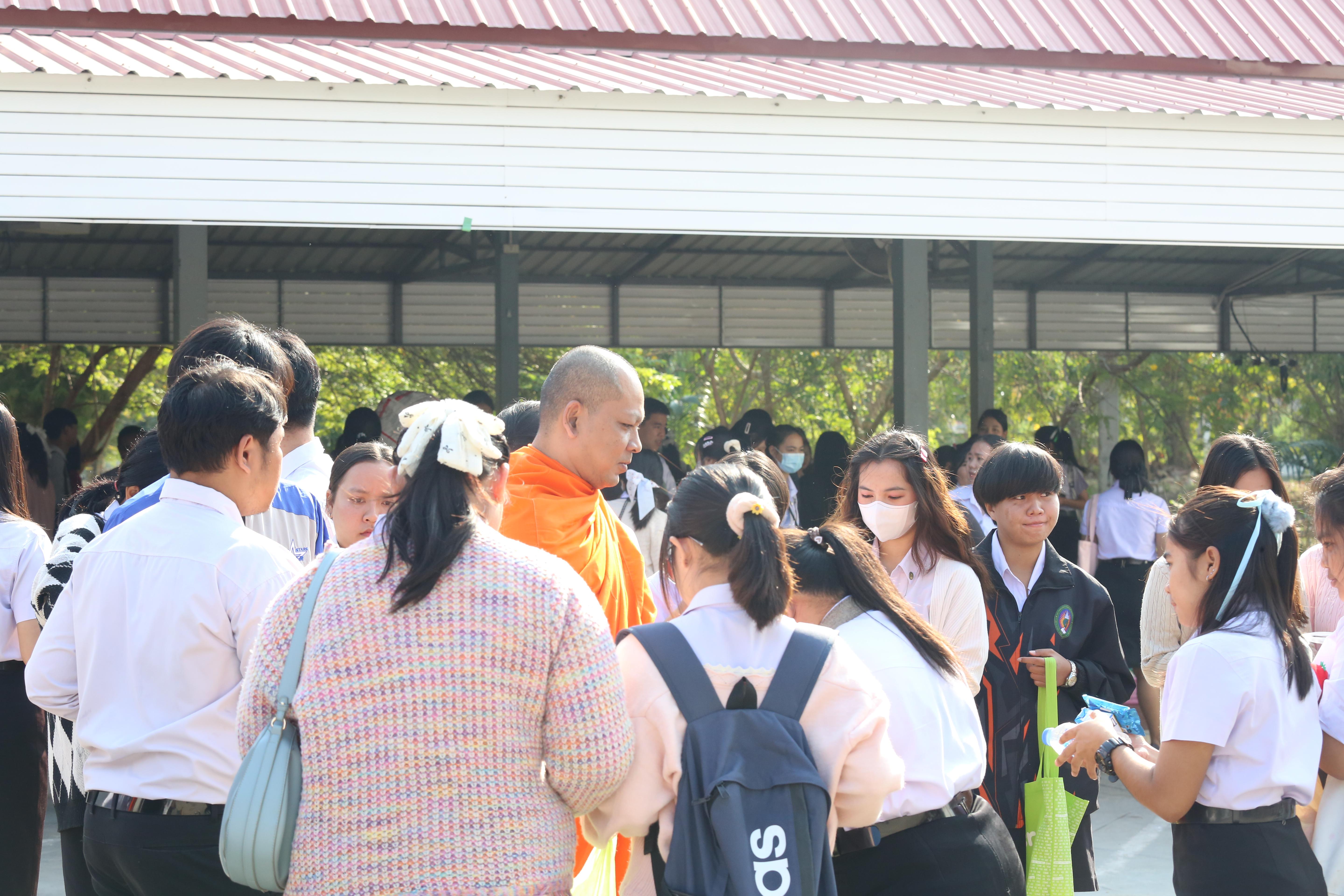 239. คณะครุศาสตร์จัดกิจกรรมทำบุญปีใหม่ ตักบาตรข้าวสารอาหารแห้ง วันที่ 24 ธันวาคม 2567 โดยมี รศ.ดร.บัณฑิต ฉัตรวิโรจน์ คณบดีคณะครุศาสตร์ เป็นประธานจุดธูปเทียนบูชาพระรัตนตรัย ณ อาคารนวัตกรรม ชั้น 2 คณะครุศาสตร์ มหาวิทยาลัยราชภัฏกำแพงเพชร