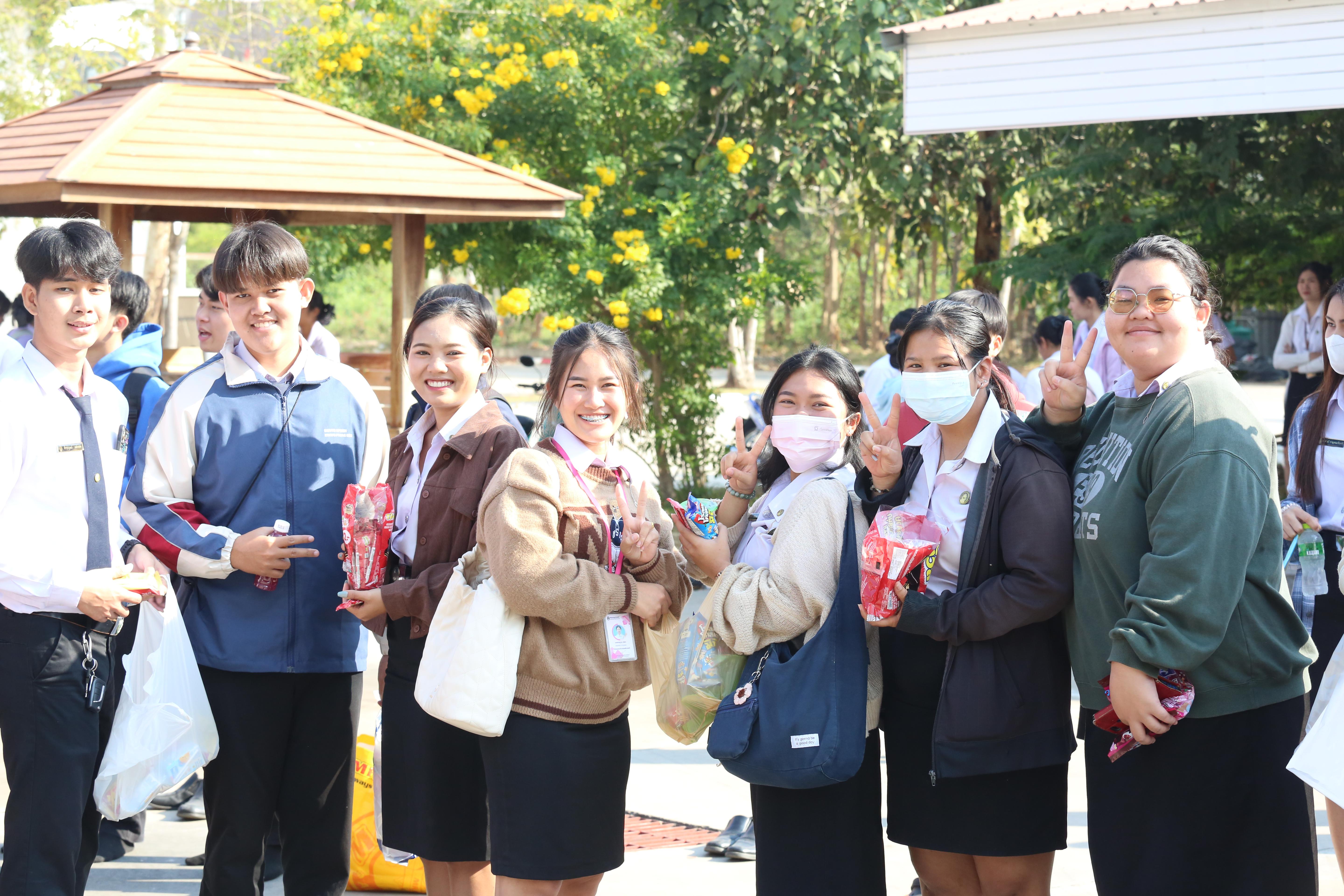 242. คณะครุศาสตร์จัดกิจกรรมทำบุญปีใหม่ ตักบาตรข้าวสารอาหารแห้ง วันที่ 24 ธันวาคม 2567 โดยมี รศ.ดร.บัณฑิต ฉัตรวิโรจน์ คณบดีคณะครุศาสตร์ เป็นประธานจุดธูปเทียนบูชาพระรัตนตรัย ณ อาคารนวัตกรรม ชั้น 2 คณะครุศาสตร์ มหาวิทยาลัยราชภัฏกำแพงเพชร