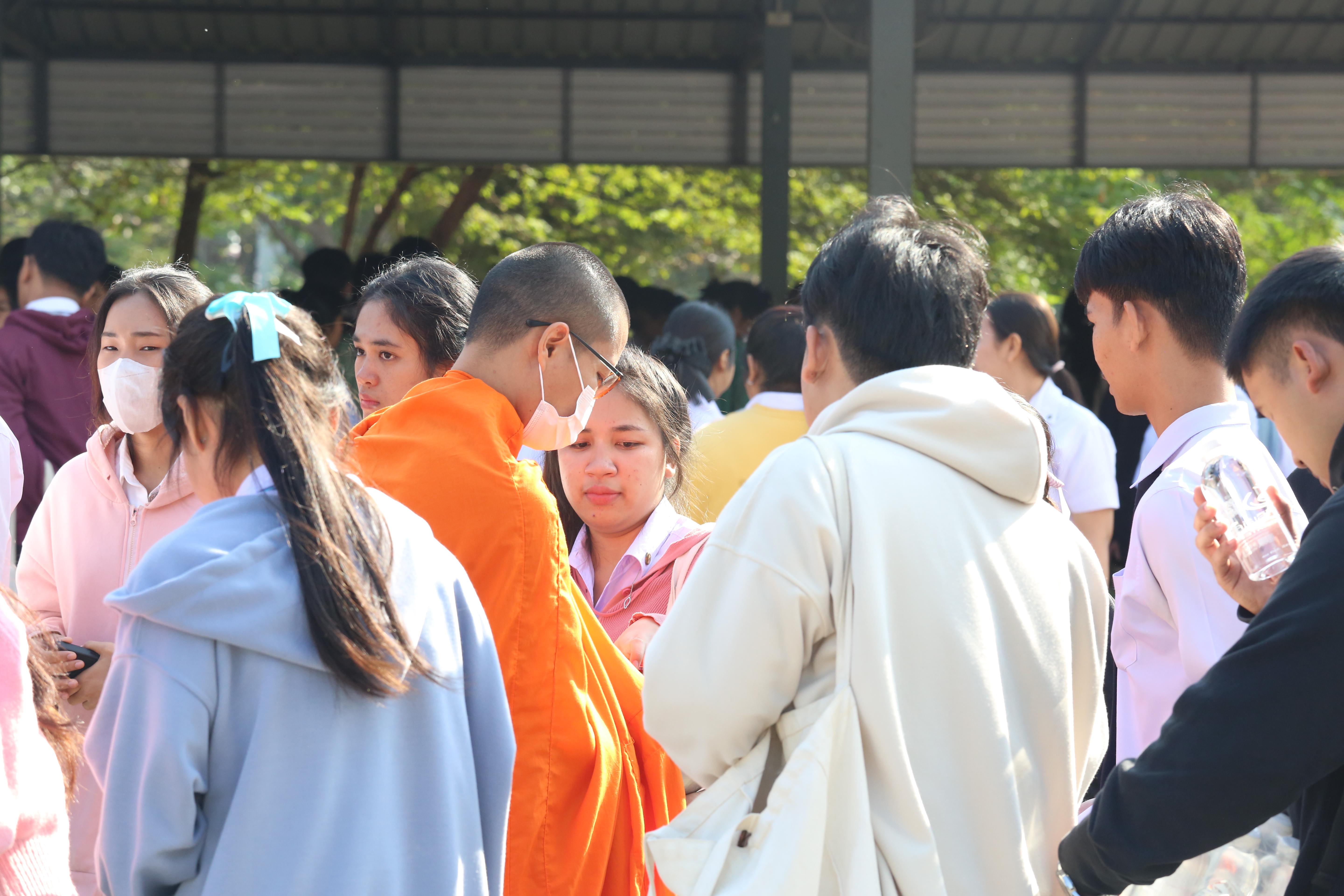 255. คณะครุศาสตร์จัดกิจกรรมทำบุญปีใหม่ ตักบาตรข้าวสารอาหารแห้ง วันที่ 24 ธันวาคม 2567 โดยมี รศ.ดร.บัณฑิต ฉัตรวิโรจน์ คณบดีคณะครุศาสตร์ เป็นประธานจุดธูปเทียนบูชาพระรัตนตรัย ณ อาคารนวัตกรรม ชั้น 2 คณะครุศาสตร์ มหาวิทยาลัยราชภัฏกำแพงเพชร