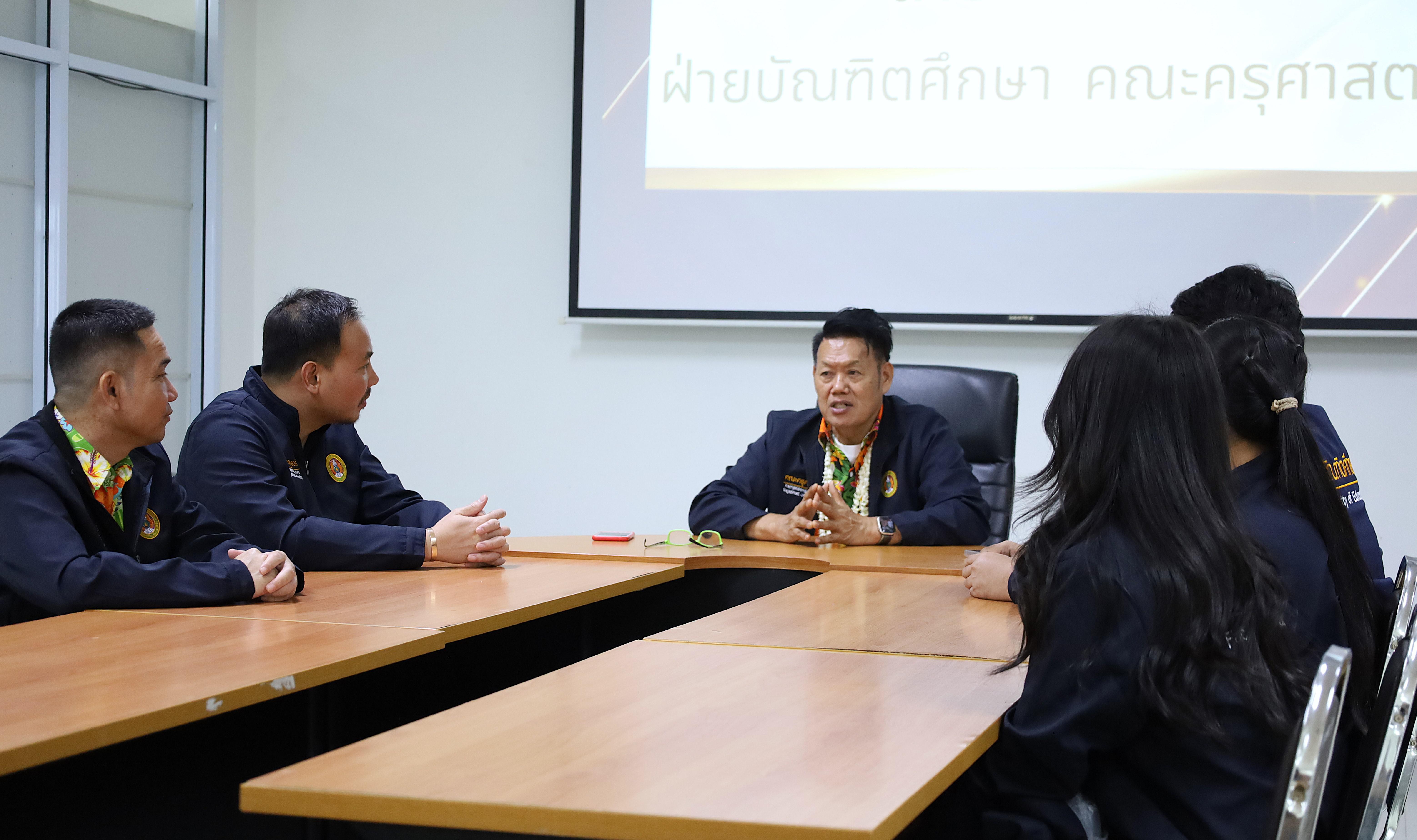 8. เมื่อวันที่ 29 เมษายน 2568 ผศ.ดร.ประจบ ขวัญมั่น เป็นประธานในการประชุมมอบ นโยบายให้กับฝ่ายบัณฑิตศึกษา คณะครุศาสตร์