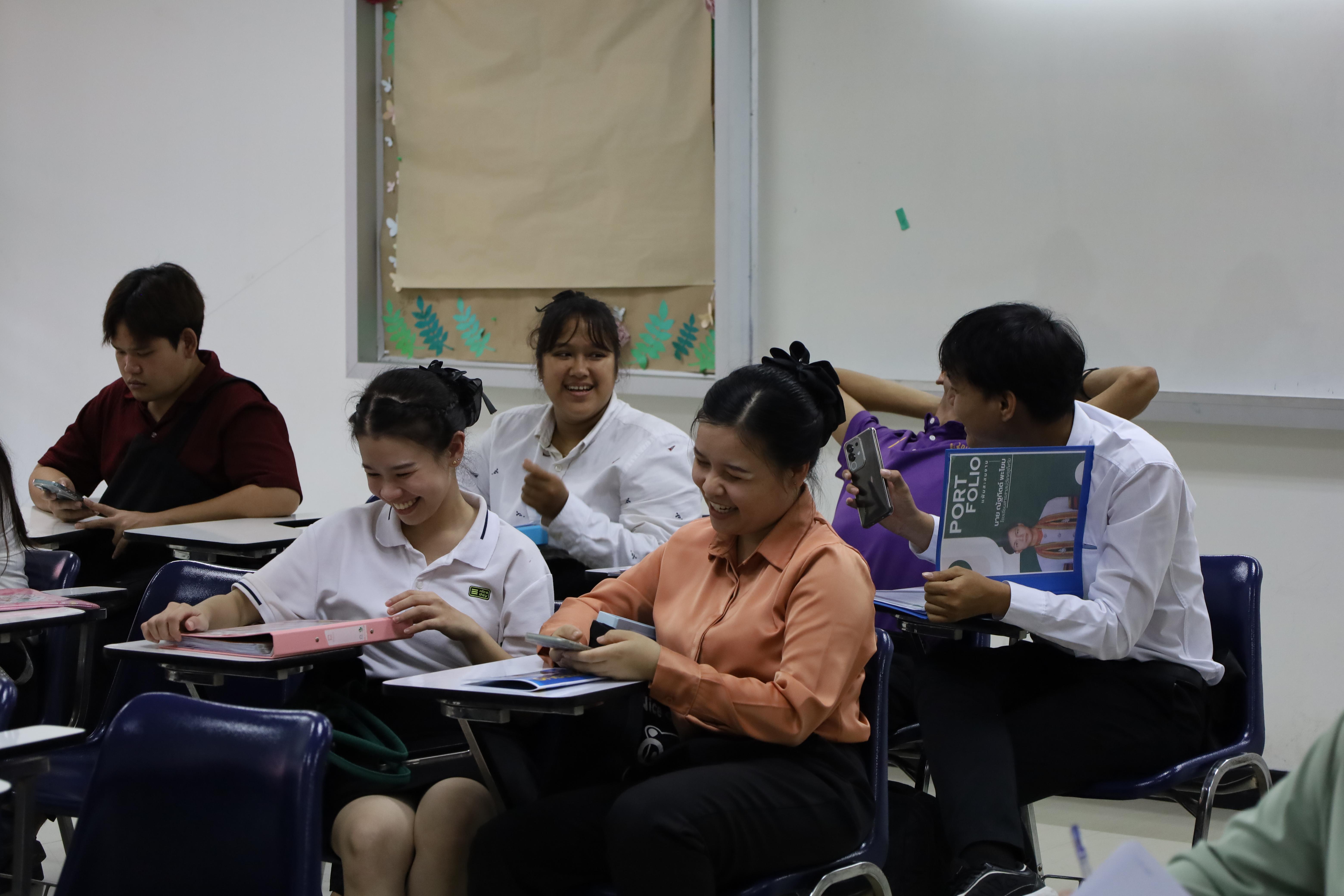 90. เมื่อวันที่ 23 สิงหาคม 2568 ผศ.ดร.ประจบ ขวัญมั่น คณบดีคณะครุศาสตร์พร้อมด้วยคณะผู้บริหาร คณะครุศาสตร์ ได้ลงพื้นที่ตรวจเยี่ยมการสอบคัดเลือกนักศึกษาเข้าศึกษาในหลักสูตรประกาศนียบัตรสาขาวิชาชีพครู ประจำปีการศึกษา 2568